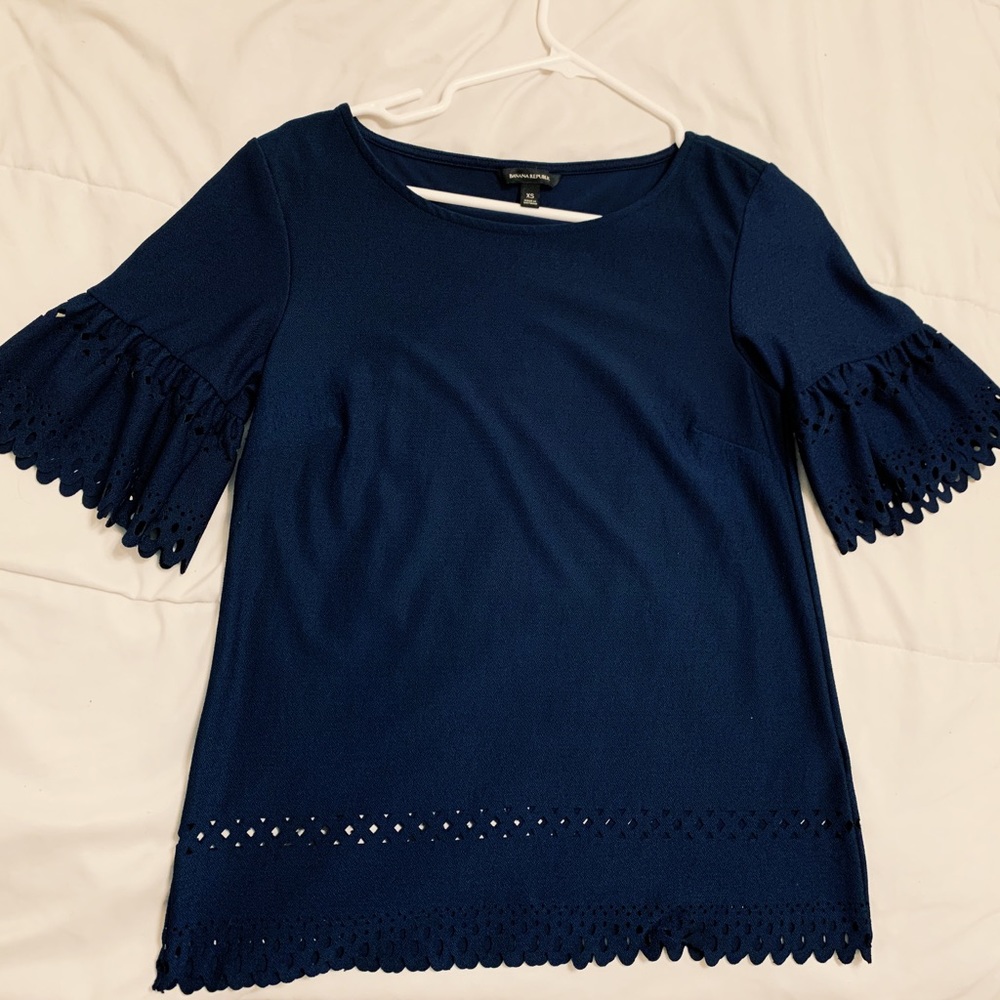 stretchy navy blue banana republic top :)